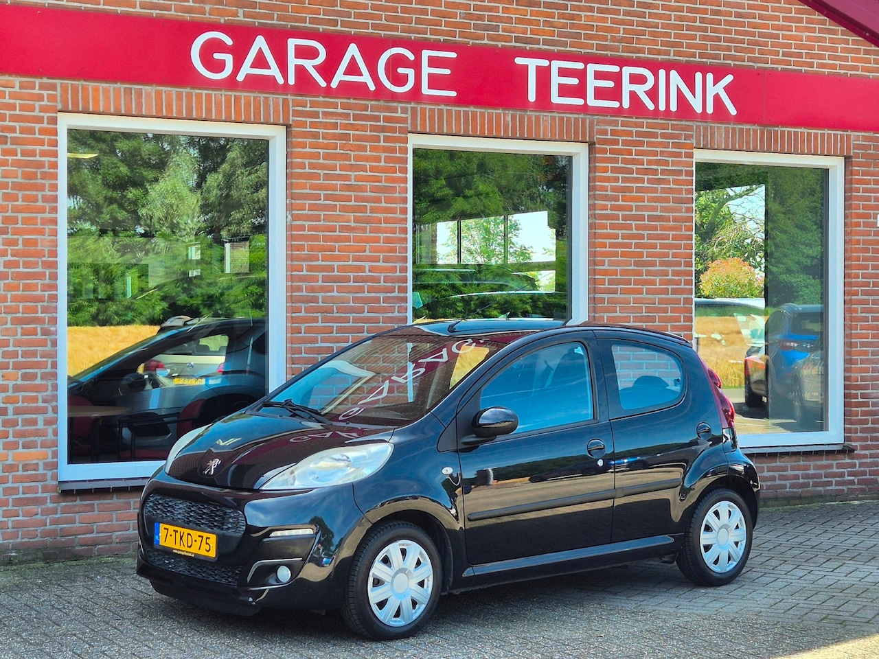 Peugeot 107 - 1.0 Active 68PK 5drs airco, elektr.ramen, radio/cd, all season - AutoWereld.nl