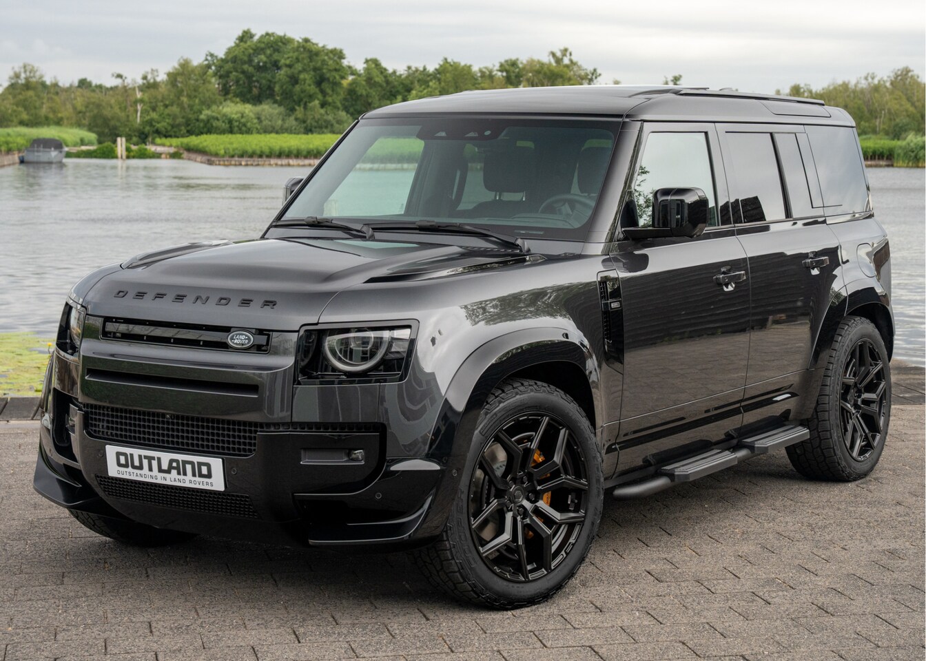 Land Rover Defender 110 - P300e 110 X-Dynamic HSE | Outland Edition II | Full Options | Koelkast | Carpathian Grey - - AutoWereld.nl