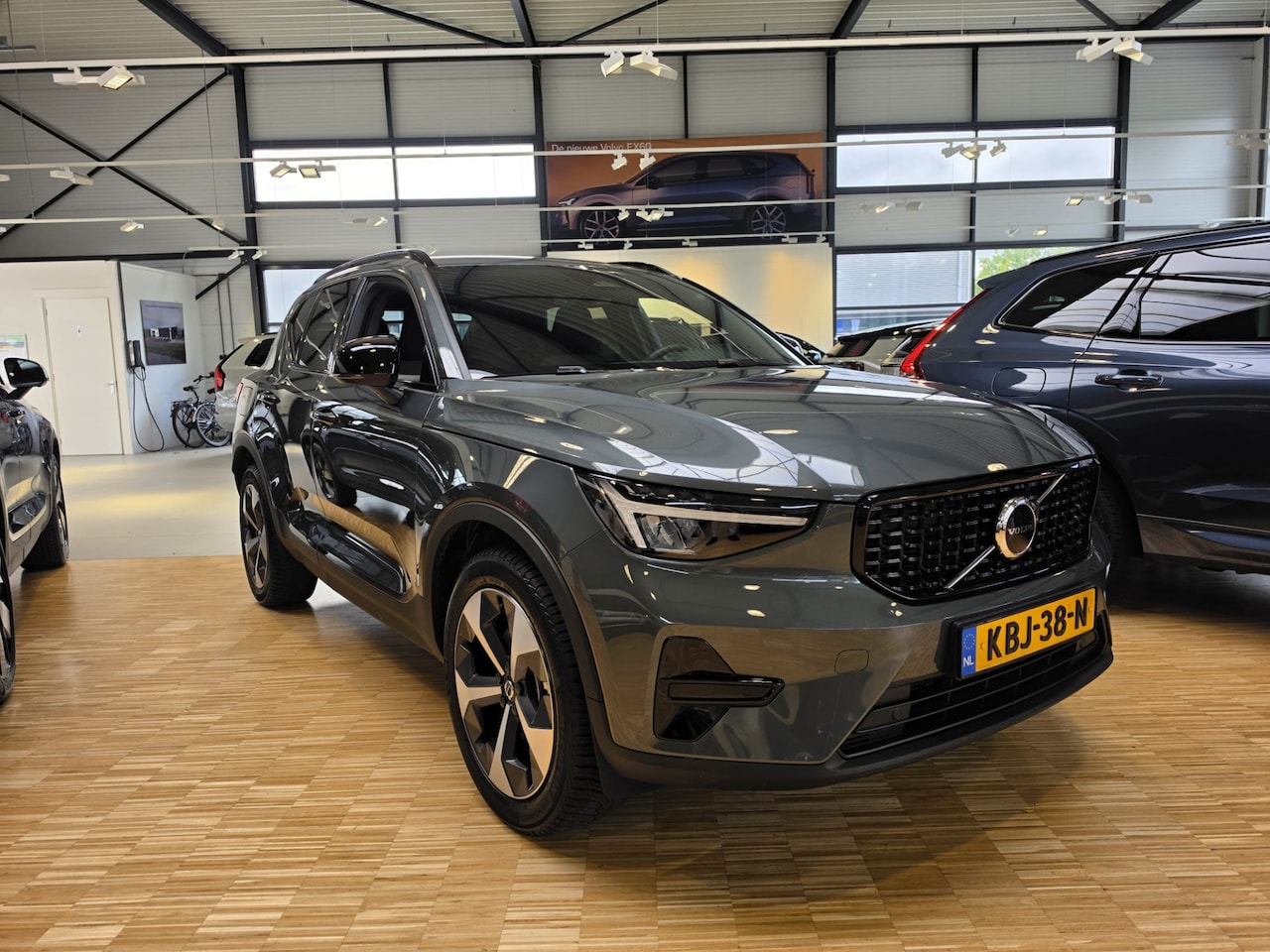 Volvo XC40 - 2.0 B4 Plus Dark | ACC | Trekhaak | Stoel + Stuur verwarmd | BLIS | Carplay en Android - AutoWereld.nl