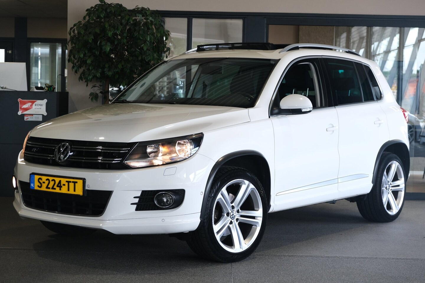 Volkswagen Tiguan - 1.4 TSI R-line Pano Trek Cam Keyless Led Pdc - AutoWereld.nl