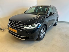 Volkswagen Tiguan - VW Tiguan Hybride 1.4 elegance uitvoering-Wegklapbare trekhaak-Carplay-Cruise controle lan