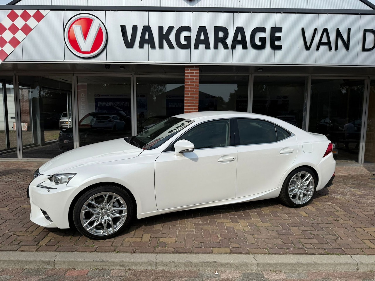 Lexus IS - 300h Business 2.5 Hybr 2016 Cruise, nieuw lichtmetaal met nieuwe banden, origineel aanwezi - AutoWereld.nl