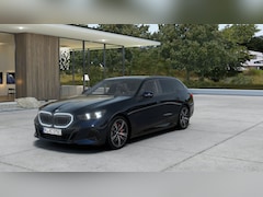 BMW 5-serie Touring - 550e xDrive M Sport Automaat / Panoramadak / Bowers & Wilkins / Adaptief M Onderstel Profe