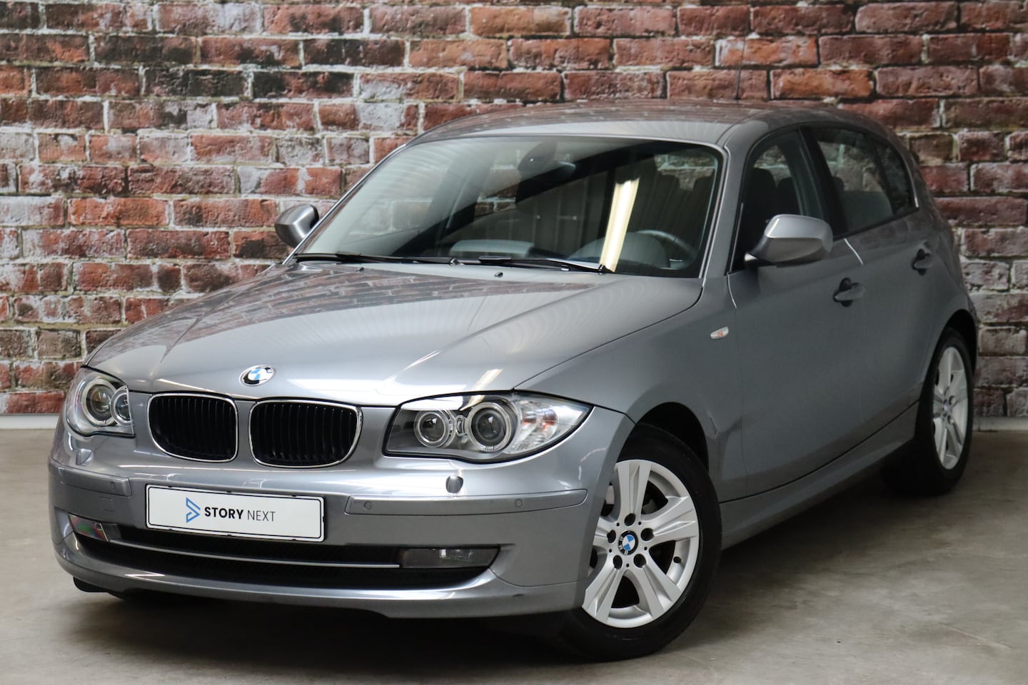 BMW 1-serie - 116i Business Line Ultimate Edition Automaat 5 deurs / Leder / Navigatie / Parkeersensoren - AutoWereld.nl