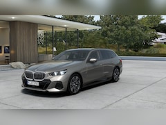BMW 5-serie Touring - 530e M Sport Automaat / Panoramadak / Trekhaak / Comfortstoelen / Achteruitrijcamera / Com