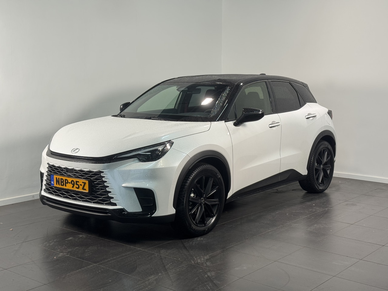 Lexus LBX - 1.5 35th Edition 2WD | Stoelgeheugen | Elektrische achterklep | All Seasons | - AutoWereld.nl
