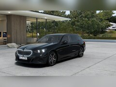 BMW 5-serie Touring - 530e M Sport Automaat / Trekhaak / Achteruitrijcamera / Adaptieve LED / Stoelverwarming /
