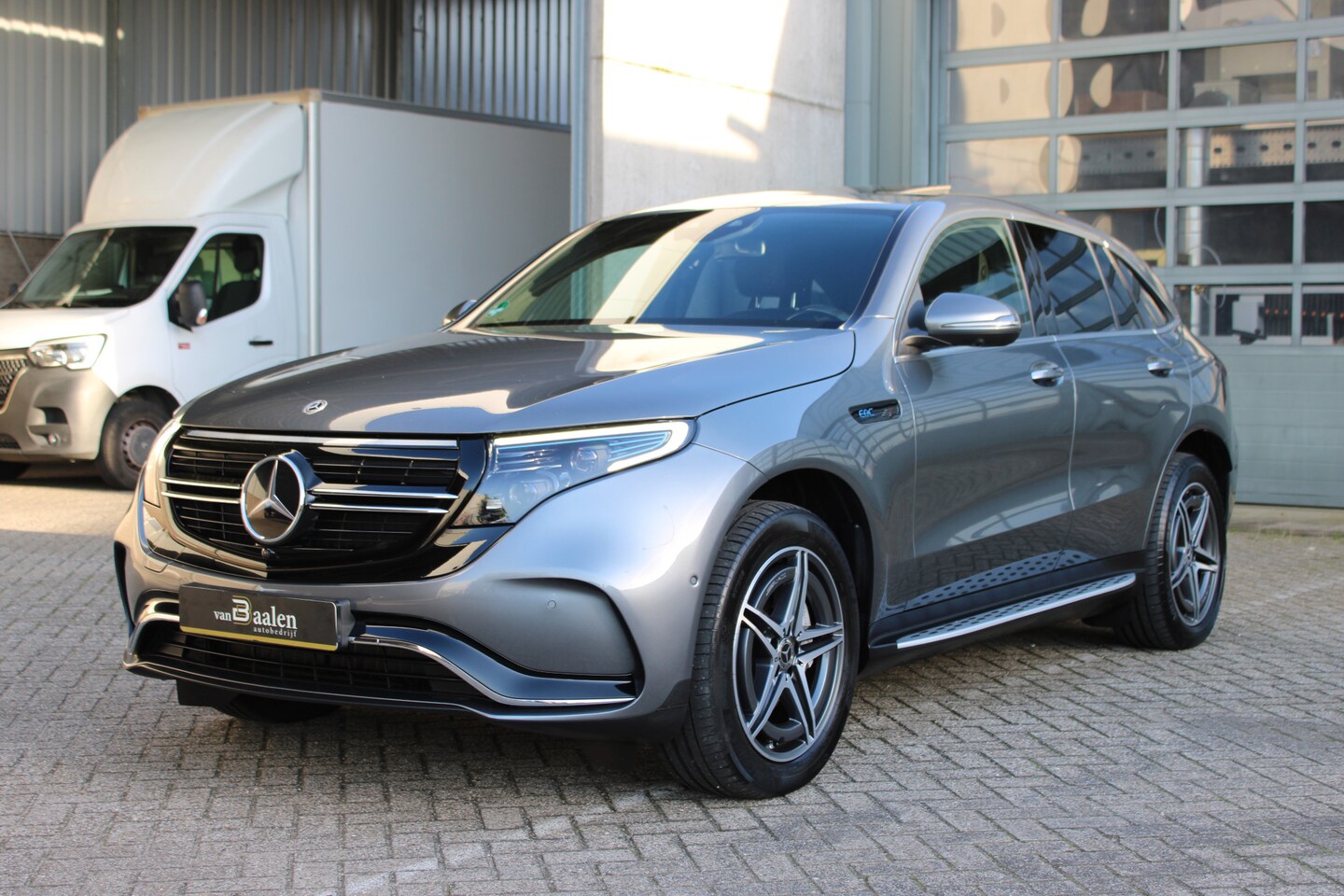 Mercedes-Benz EQC - 400 4MATIC Premium Plus 80 kWh SOh 93% AMG LEER NAVI SCHUIFDAK 144000KM!!! - AutoWereld.nl