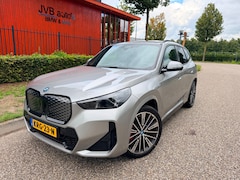 BMW iX1 - XDrive30, M-Sport PRO, panorama, trekhaak, H&K, HUD, driving assistant plus