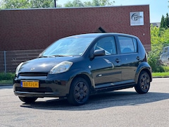 Daihatsu Sirion 2 - 1.0-12V Trend Airco*130.000 NAP*Elektrische ramen*2e eigenaar*Stuurbekrachtiging*APK