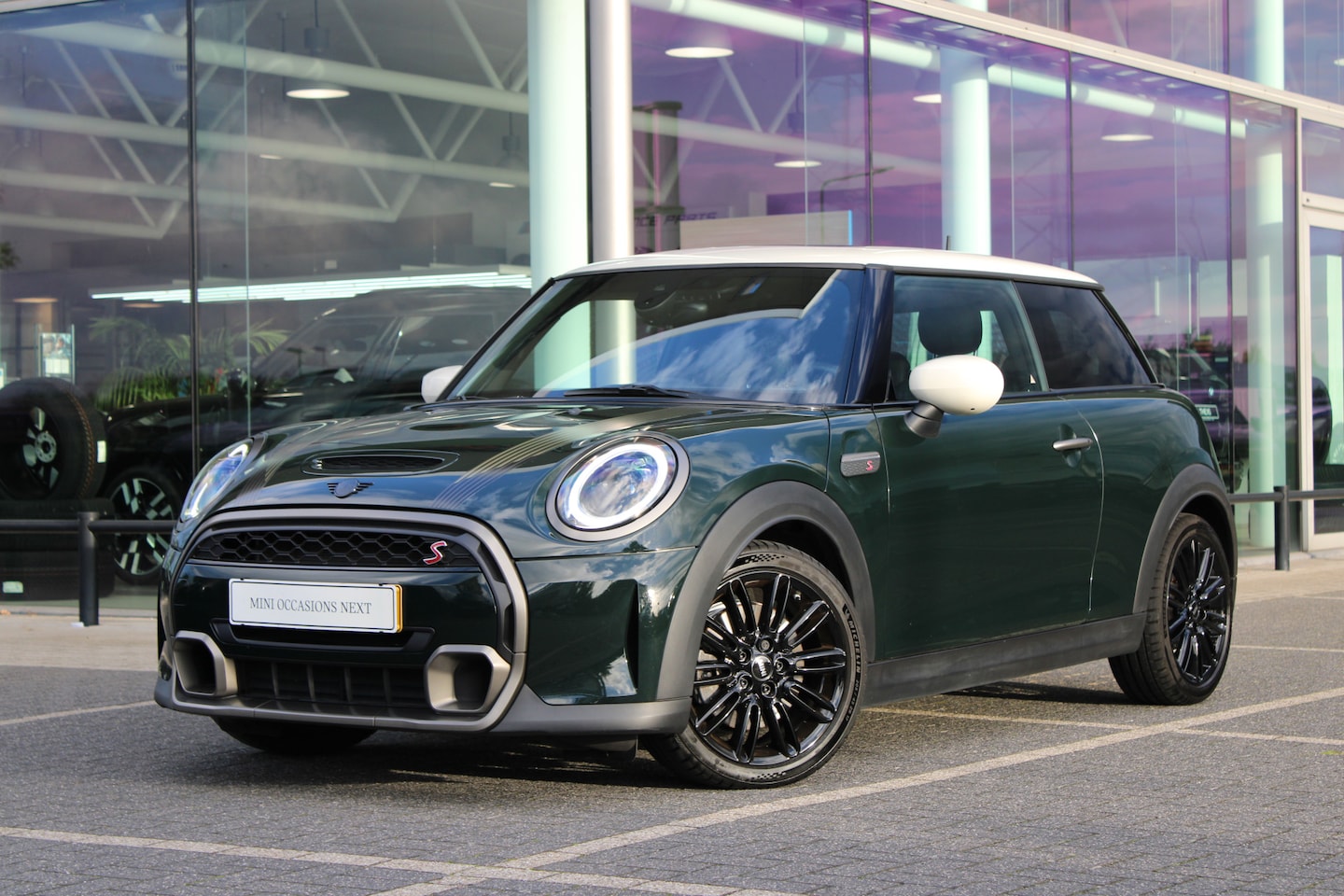 MINI Cooper S - Hatchback Automaat / Panoramadak / Sportstoelen / Comfort Access / Achteruitrijcamera / Ge - AutoWereld.nl