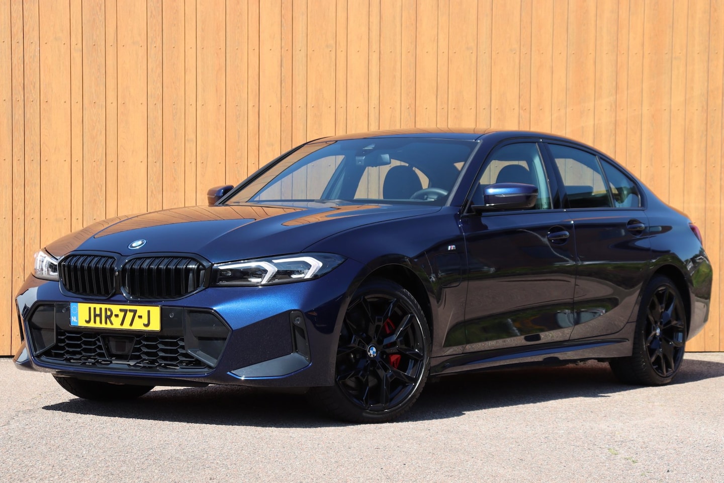 BMW 3-serie - 330e xDrive M-sport Pro Org.NL 74.000,-NW. Tansanitblau HUD ambiance verl. leer+vw stuurve - AutoWereld.nl