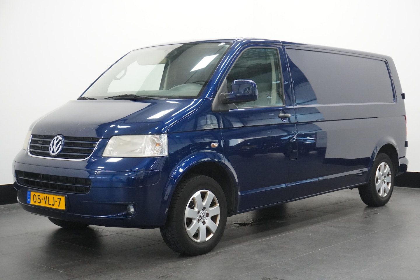 Volkswagen Transporter - 2.5 TDI 130PK L2 Automaat - Airco - Cruise - Trekhaak - €4.900,- Ex. BTW - AutoWereld.nl