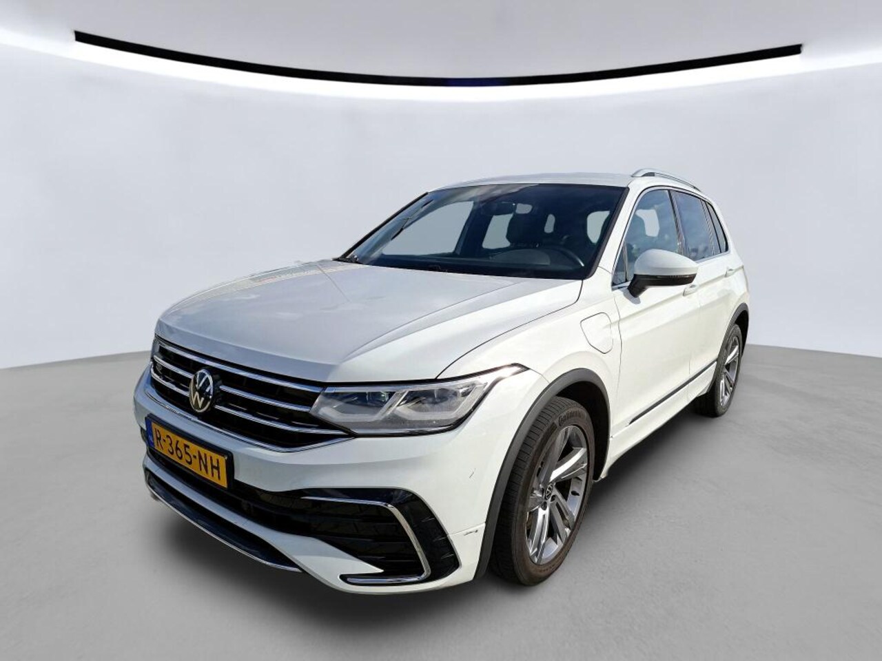 Volkswagen Tiguan - 1.4 TSI 245pk eHybrid R-Line Business+ DSG Automaat / Navigatie / LED Matrix / Parkeersens - AutoWereld.nl
