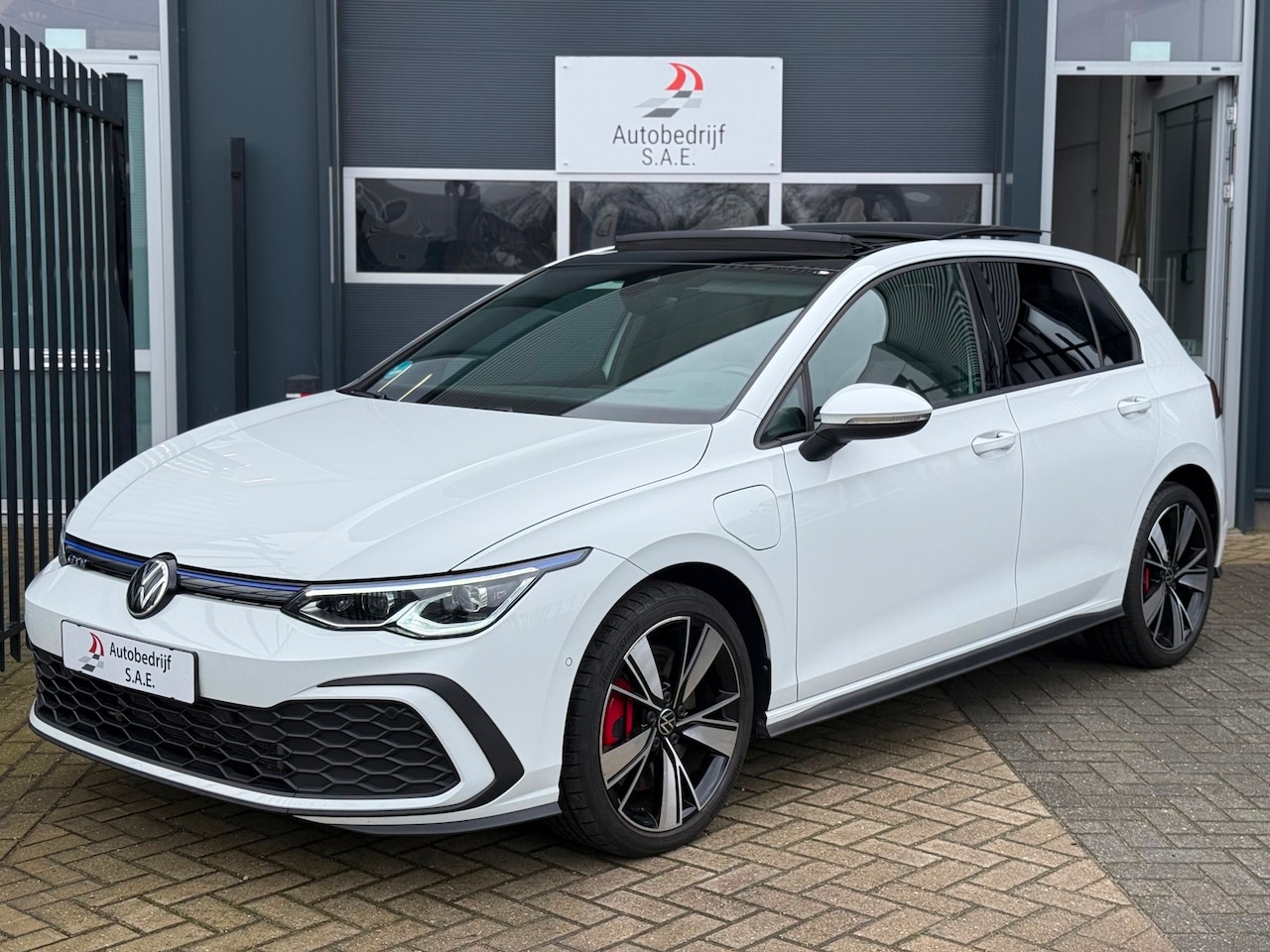 Volkswagen Golf - 1.4 eHybrid GTE 245 pk IQ LIGHT PANO HUD SFEER CARPLAY - AutoWereld.nl