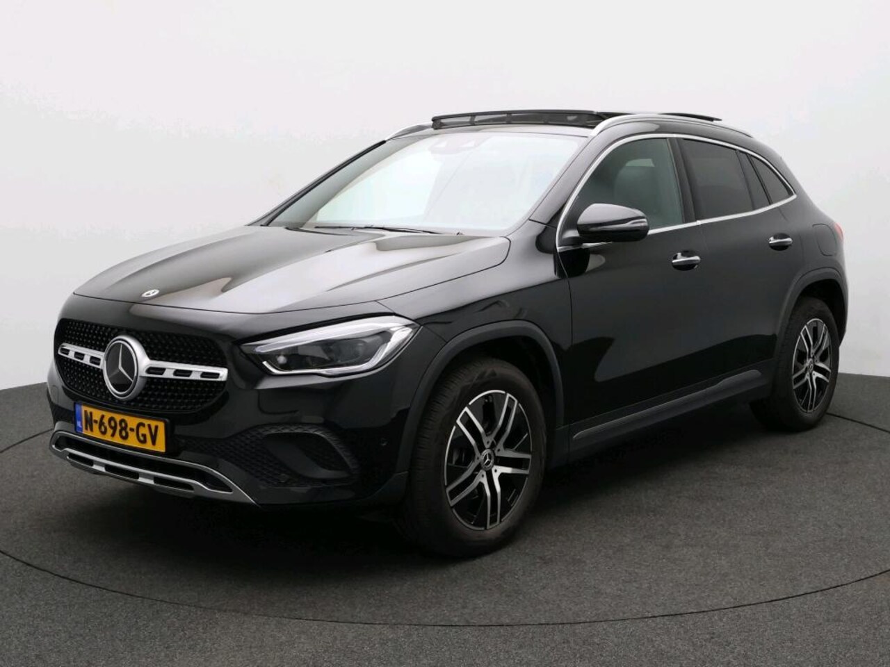 Mercedes-Benz GLA-Klasse - 180 Business Solution Luxury | Trekhaak | Panoramadak | Distronic | Memory | Sfeerverlicht - AutoWereld.nl