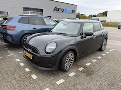 MINI 5-Deurs - 1.5 Cooper C Classic XS Achteruitrijcamera Stuurverwarming Stoelverwarming Carplay