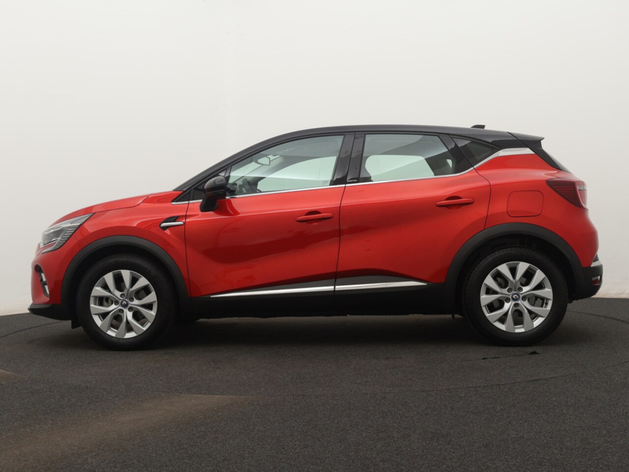 Renault Captur - 1.6 E-Tech Plug-in Hybrid 160PK Intens | NAVI GROOT | CAMERA | STOELVERWARMING - AutoWereld.nl