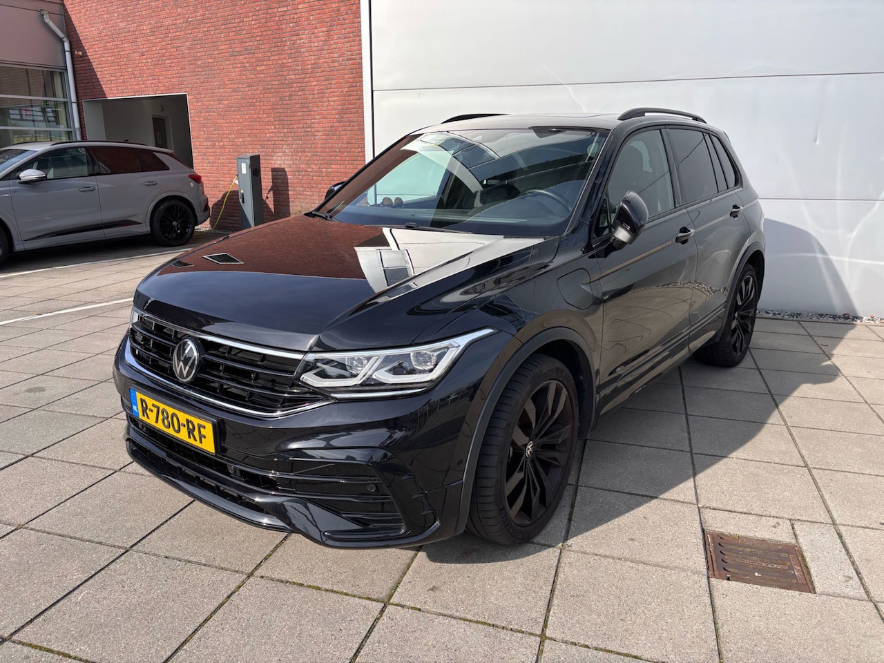 Volkswagen Tiguan - 1.4 TSI eHybrid R-Line Business+ Panoramadak Stoelverwarming Achteruirijcamera - AutoWereld.nl