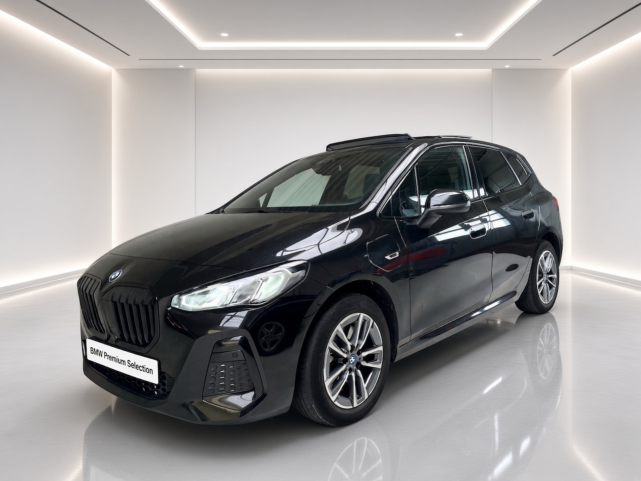 BMW 2-serie Active Tourer - 230e xDrive | M-Sport | Panorama | Leder | Camera | Adaptief onderstel Head-Up - AutoWereld.nl