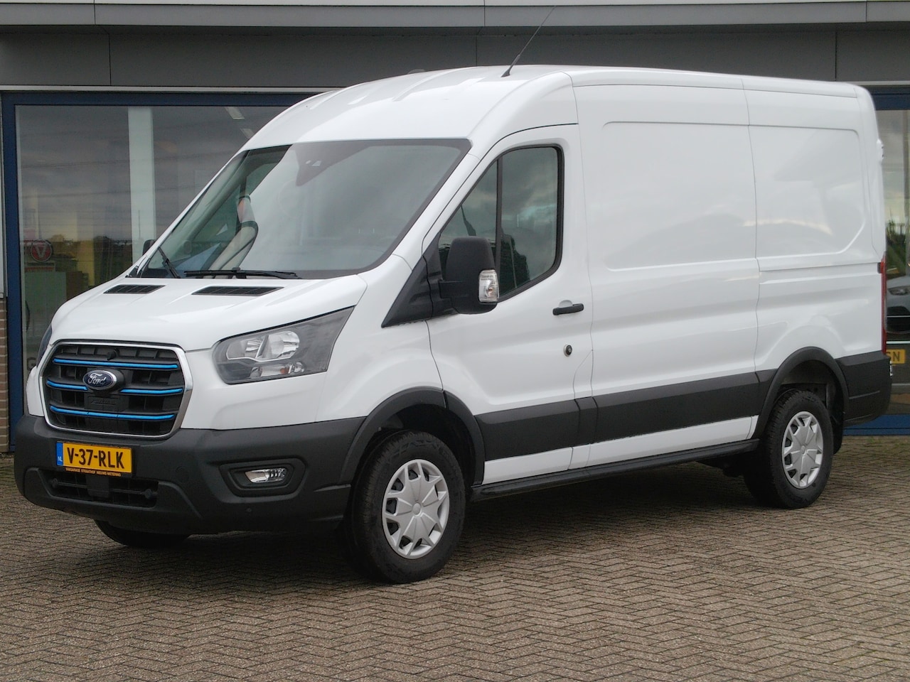 Ford E-Transit - 350 L2H2 Trend 68 kWh, SOH 96.9% / Carplay + Android Auto / Camera + Sensoren / Stoelverwa - AutoWereld.nl