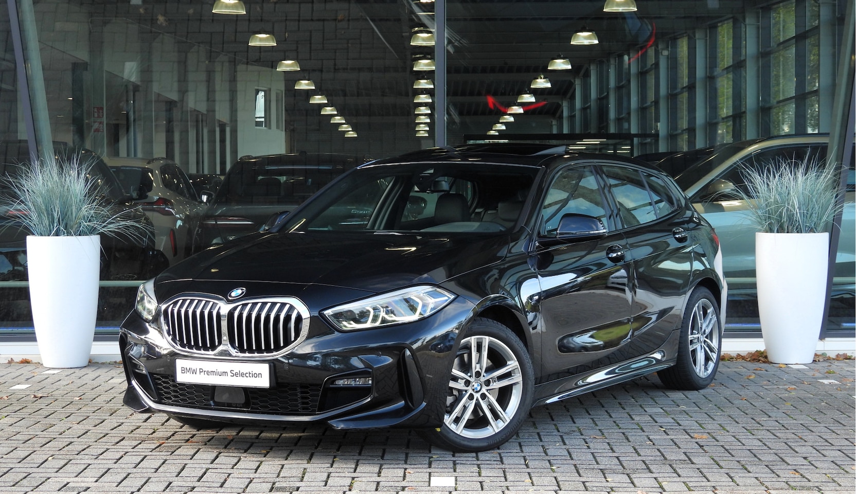 BMW 1-serie - 118i Executive Automaat / Panoramadak / Sportstoelen / LED / Stuurverwarming / Live Cockpi - AutoWereld.nl