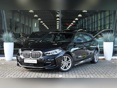 BMW 1-serie - 118i Executive Automaat / Panoramadak / Sportstoelen / LED / Stuurverwarming / Live Cockpi