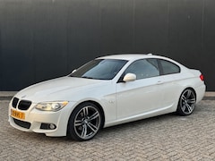 BMW 3-serie Coupé - 320i M-Sport pakket | Orig. NL |Parelmoer Wit Metallic | Sportstoelen | Recent Onderhoudsb