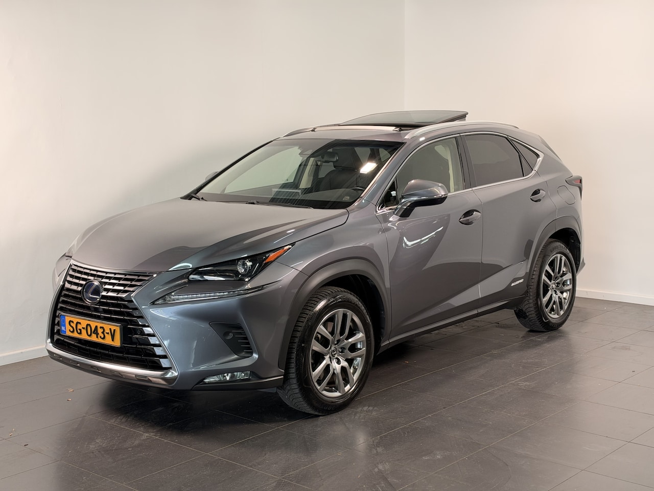 Lexus NX - 300h AWD Luxury Line | dealeronderhouden | - AutoWereld.nl