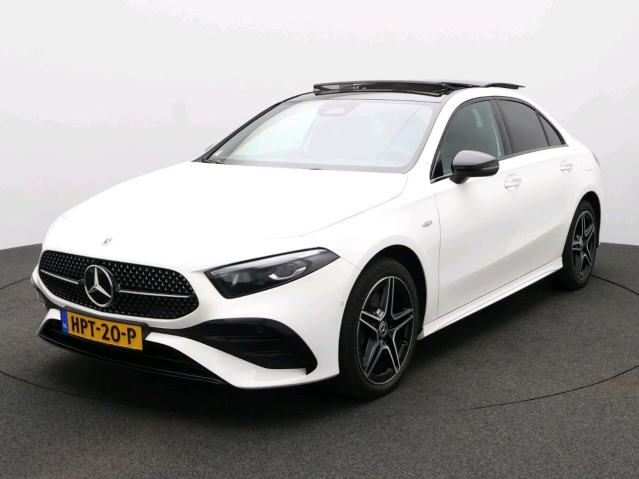 Mercedes-Benz A-klasse - 250 e Business Solution AMG | Panoramadak | Trekhaak | Alarm | Sfeerverlichting | Distroni - AutoWereld.nl
