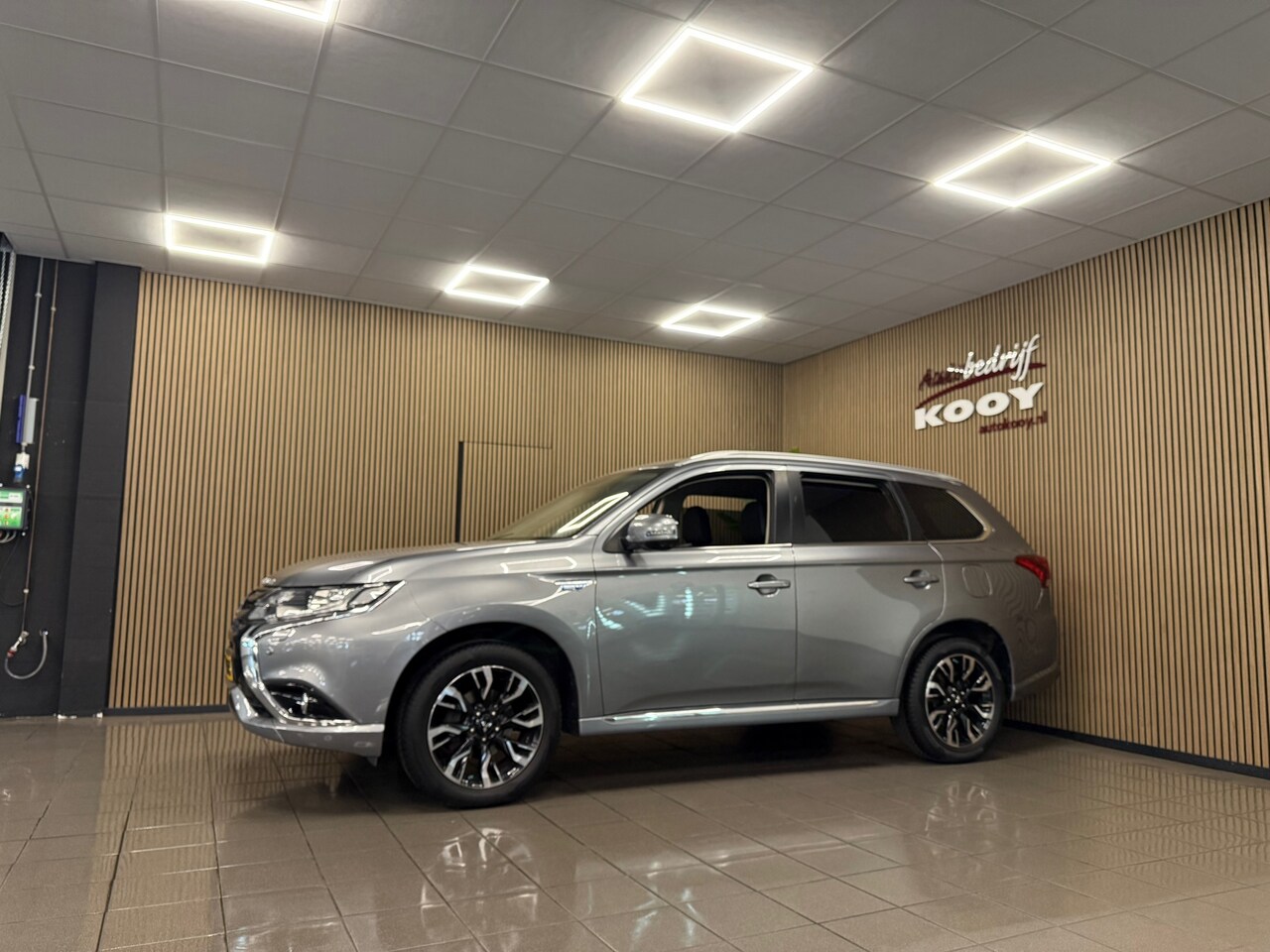 Mitsubishi Outlander - 2.0 PHEV Executive Edition * Stoelverwarming / LM Velgen / Parkeersensoren / NL Auto * - AutoWereld.nl