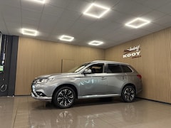 Mitsubishi Outlander - 2.0 PHEV Executive Edition * Stoelverwarming / LM Velgen / Parkeersensoren / NL Auto