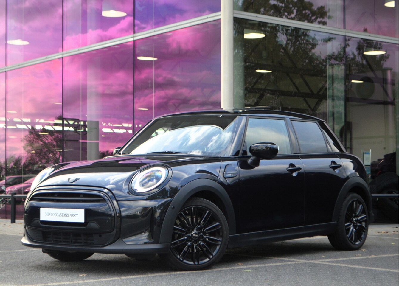MINI Cooper - Hatchback Camden Classic Automaat / Panoramadak / Sportstoelen / Comfort Access / LED / Na - AutoWereld.nl