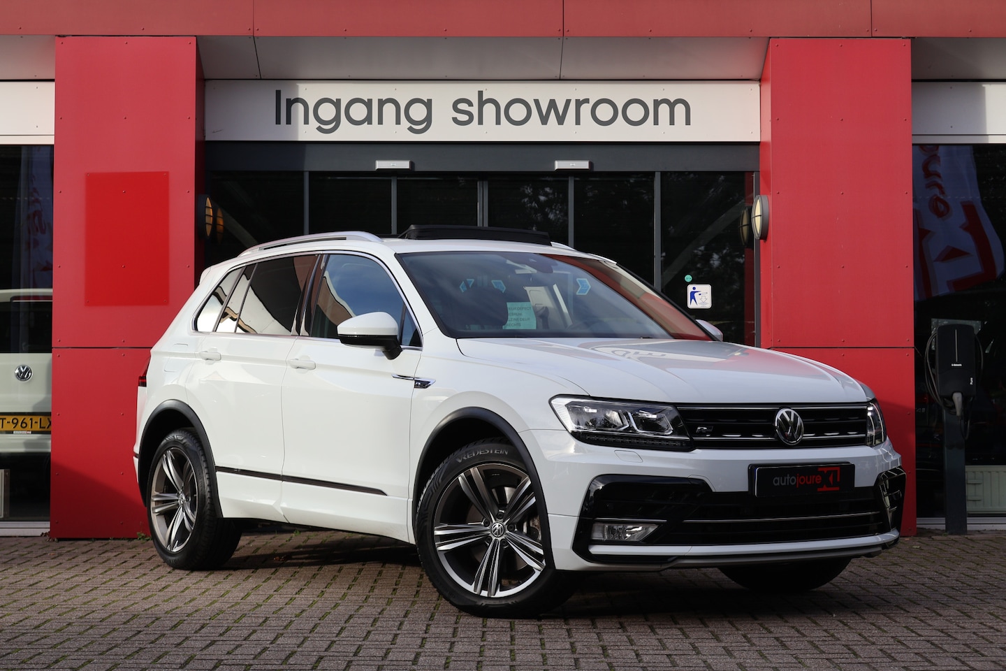 Volkswagen Tiguan - 2.0 TSI 4Motion Highline R-Line | ACC | Panoramadak | DYNaudio | Trekhaak | - AutoWereld.nl