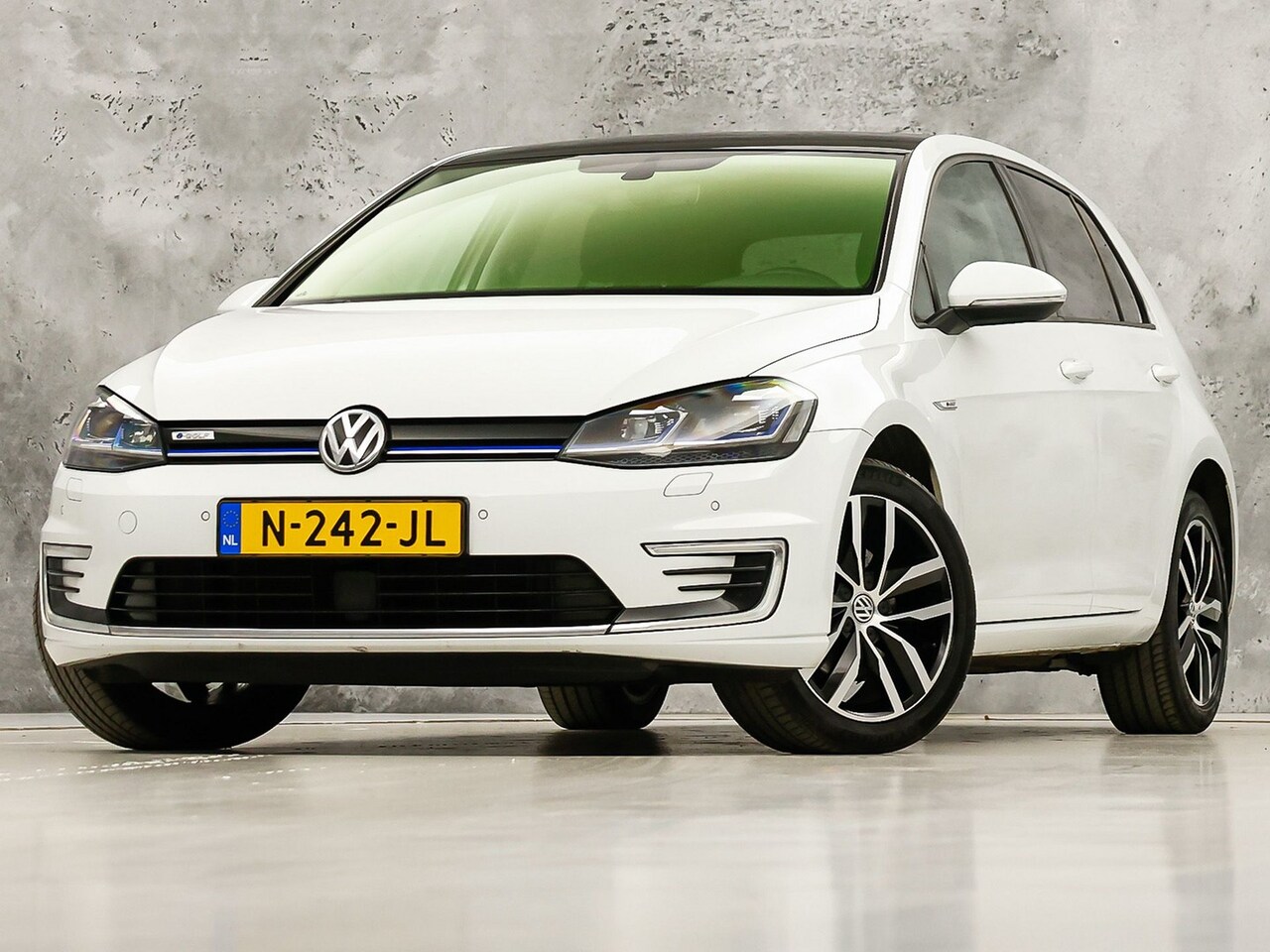 Volkswagen e-Golf - e-Golf Sportline Deluxe Automaat (VIRTUAL COCKPIT, SOH 91,6%, APPLE CARPLAY, GROOT NAVI, C - AutoWereld.nl
