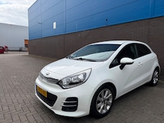Kia Rio - 1.2 CVVT ExecutiveLine | Navigatie | 16” LM Velgen | Trekhaak | Cruise | Climate | Parkeer