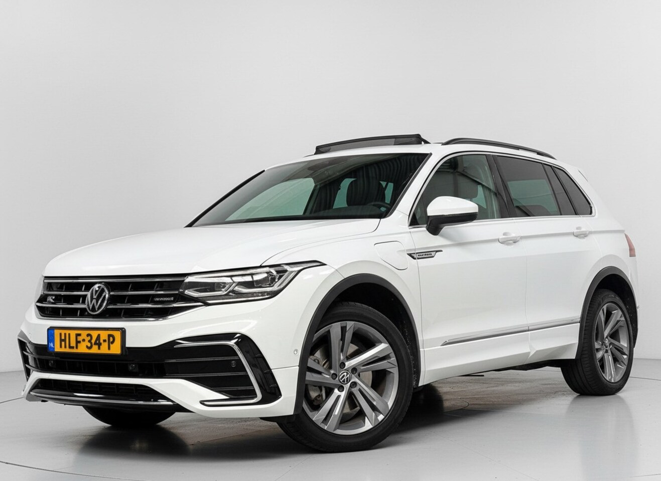 Volkswagen Tiguan - 1.4 TSI eHybrid R-Line Business+ - Pano - ACC - AutoWereld.nl