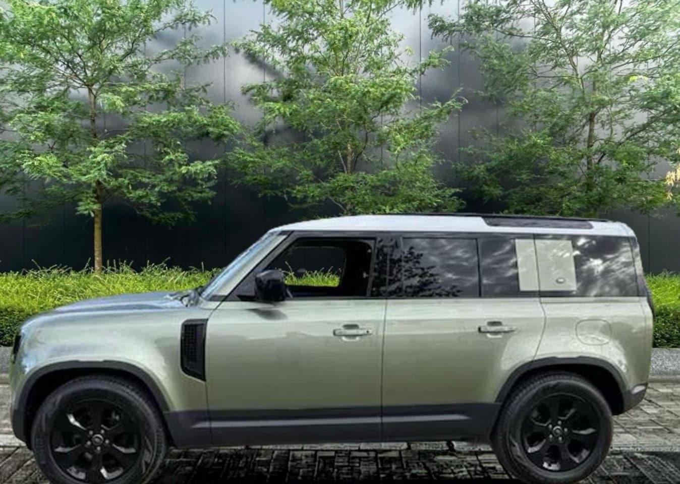 Land Rover Defender 110 - 2.0 P400e 110 SE | BTW auto | Luchtvering | Keyless | ACC | Meridian | Navi | Carplay - AutoWereld.nl