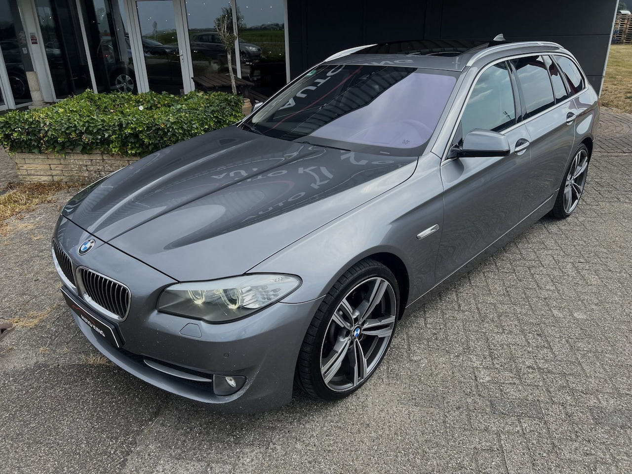 BMW 5-serie Touring - 525d High Executive PANO/SOFTCLOSE/ADAP/HEADUP APK+NAP - AutoWereld.nl