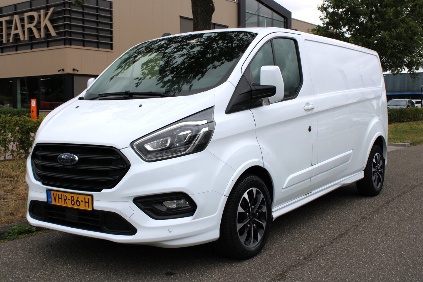 Ford Transit Custom - 320 2.0 TDCI L2H1 Sport | 185 PK | Trekhaak | Automaat - AutoWereld.nl