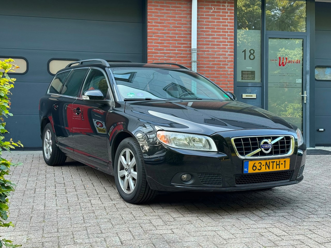 Volvo V70 - 2.0T Kinetic|Atomaat|Airco Climate|Dealer Onderhouden| NAP|APK|Trekhaak|BOVAG Erkend - AutoWereld.nl