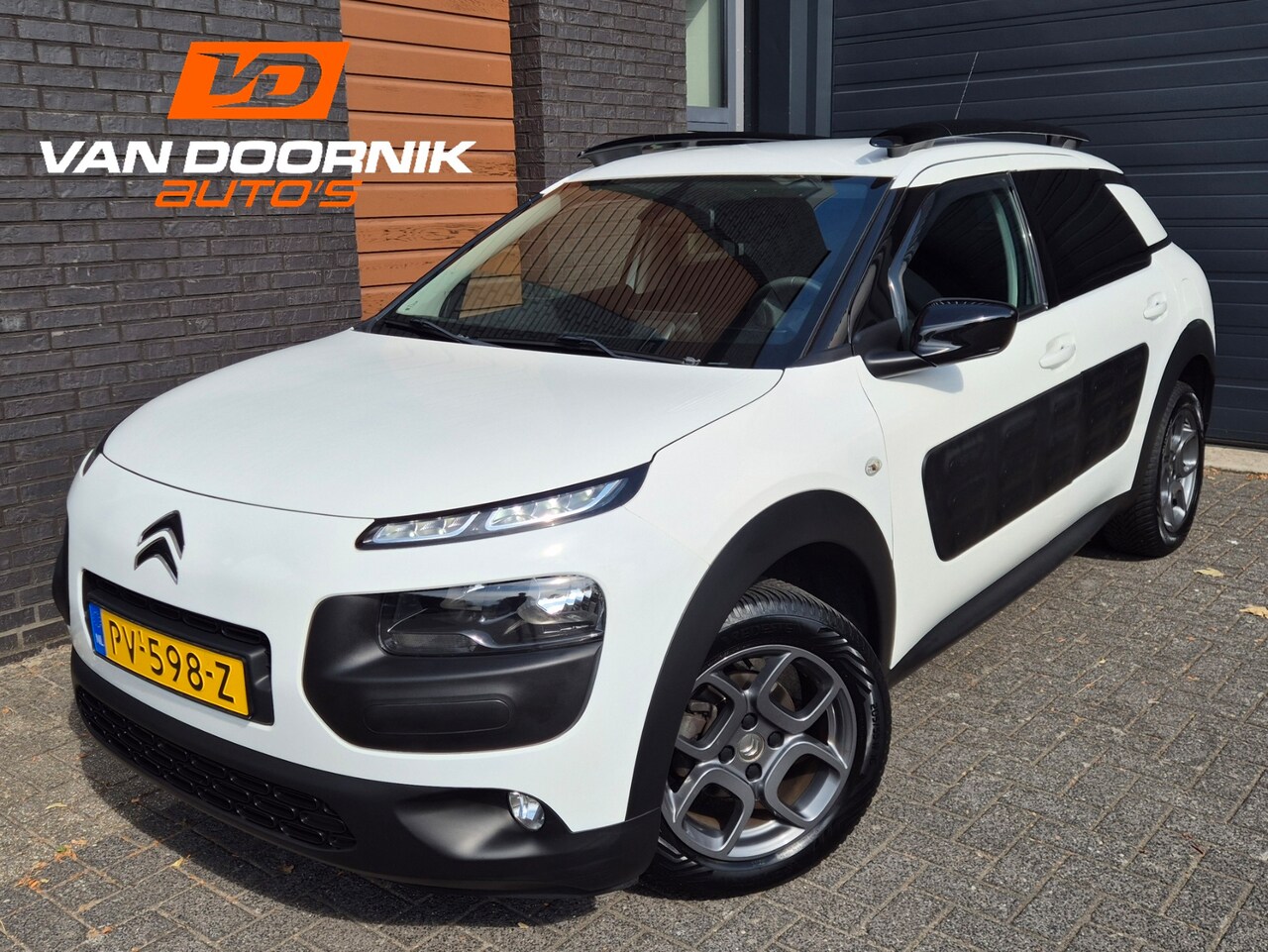 Citroën C4 Cactus - 1.2 PureTech Shine 1e Eigenaar!/Navigatie/Parkeercamera/Trekhaak - AutoWereld.nl