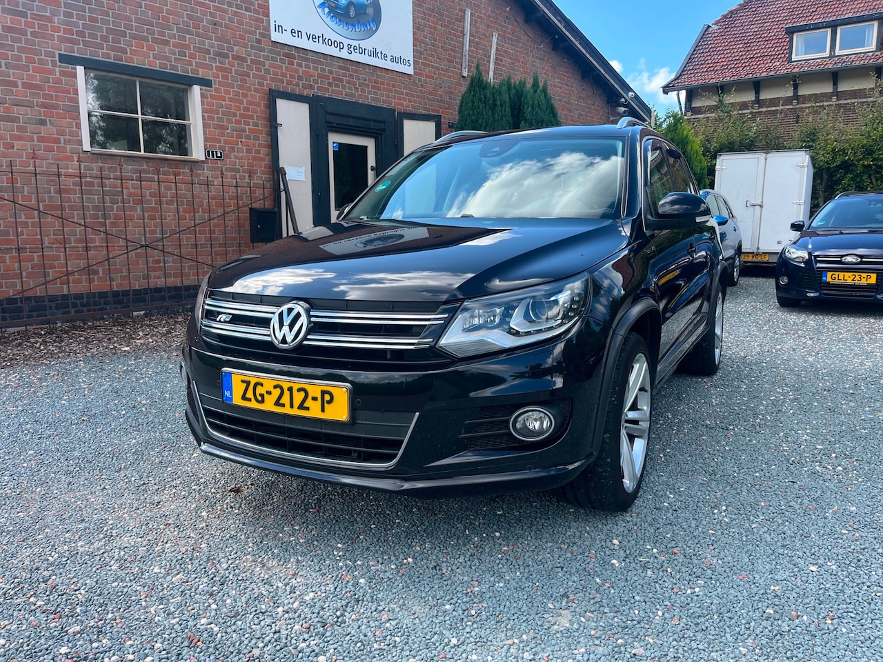 Volkswagen Tiguan - 2.0 TSI Sport&Style 4Motion ( Navigatie + Automaat + Trekhaak ) - AutoWereld.nl