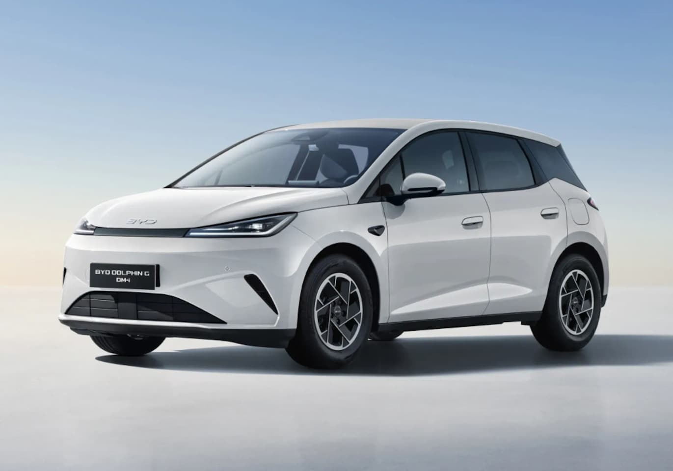 BYD DOLPHIN G - DM-i Comfort NIEUW/ 1040 KM / Skiing White / 105 EV / 360°-camera / HUD / - AutoWereld.nl