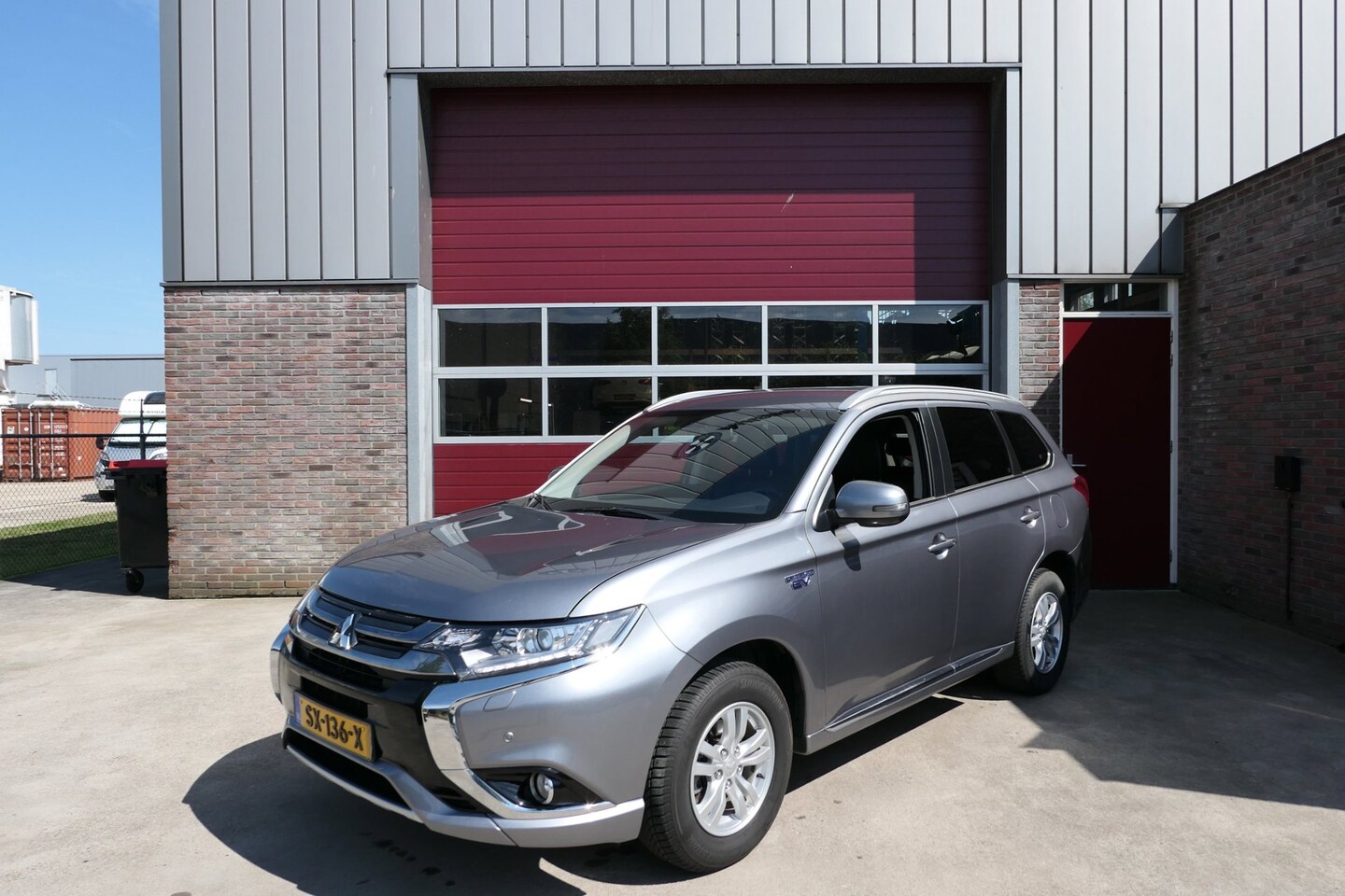 Mitsubishi Outlander - 2.0 PHEV Pure 2.0 PHEV Pure, Camera, Trekhaak, Halfleder, Climate , Cruise, Rijklaarprijs incl. garantie - AutoWereld.nl