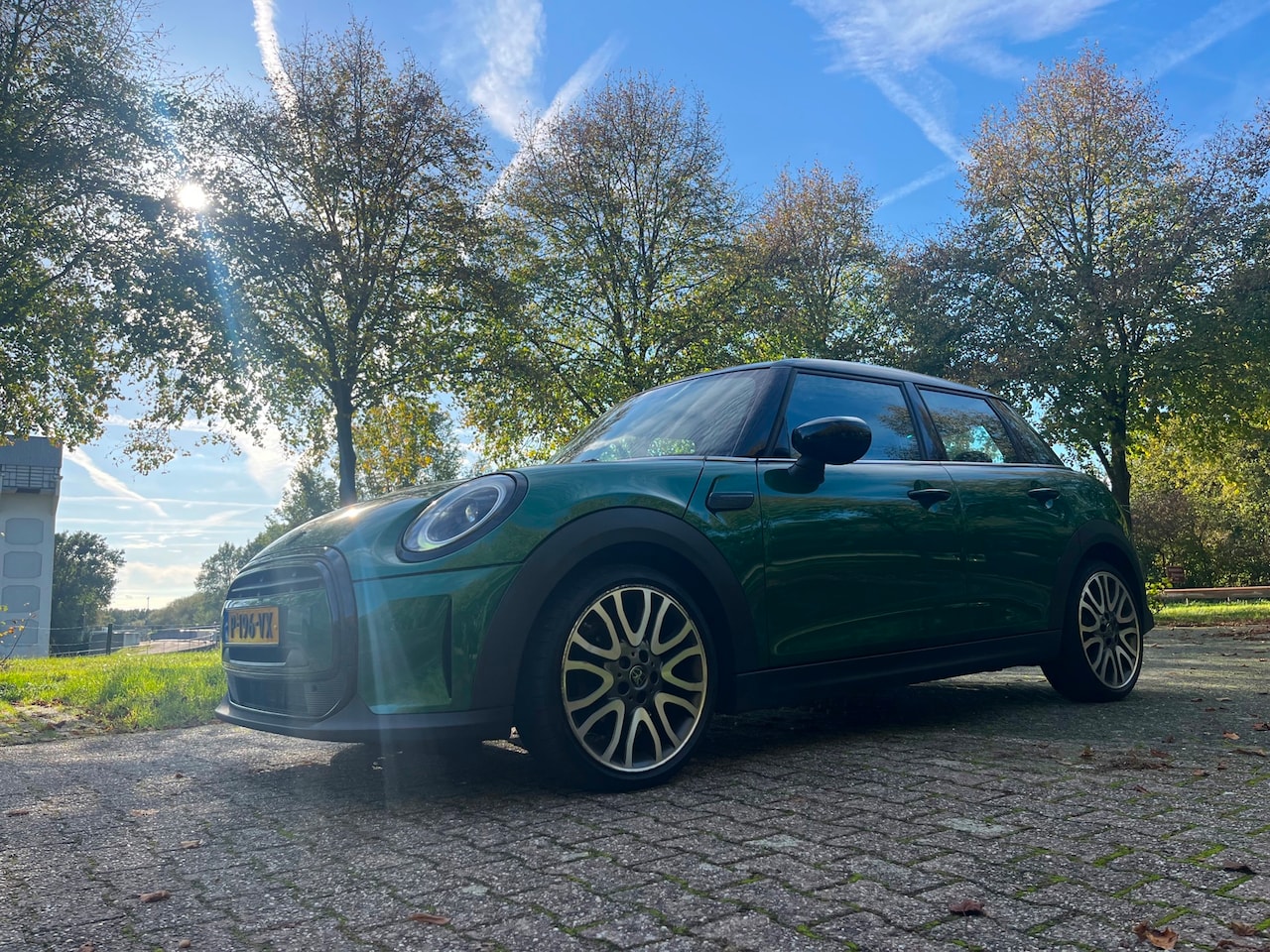 MINI 5-Deurs - 1.5 Cooper Business Edition **NW APK** AUTOMAAT+NLAUTO+1EIG+1/2LEDER+FULL LED+NAVIGATIE+18 - AutoWereld.nl
