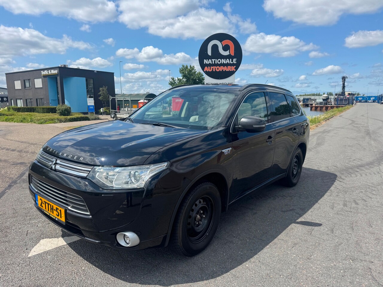 Mitsubishi Outlander - | 2014 | 2.0 PHEV Instyle+ | Automaaat | APK - AutoWereld.nl