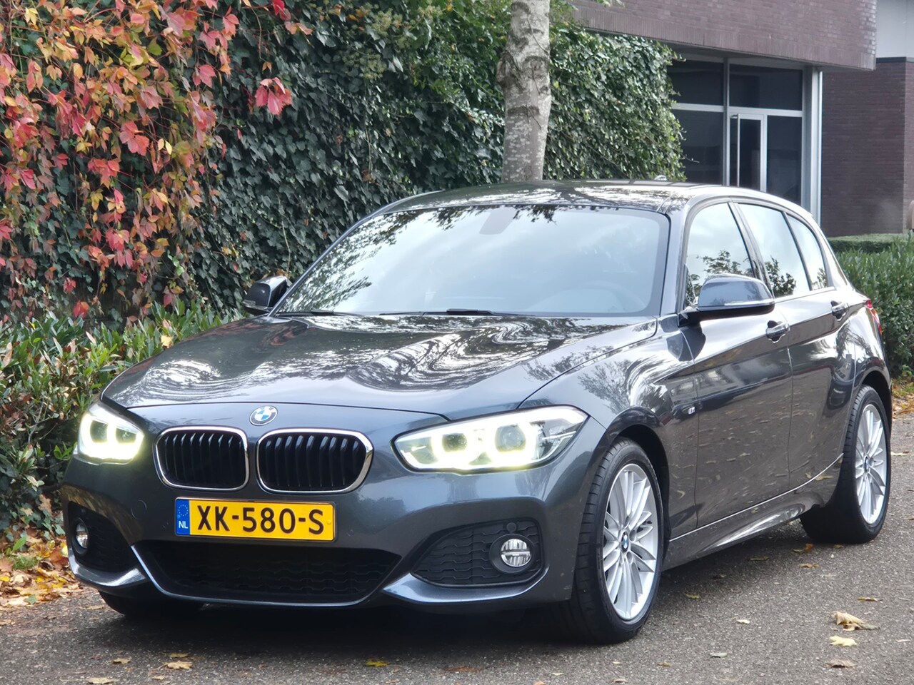 BMW 1-serie - 120i High Executive M Sport Apple CarPlay Trekhaak LED NAP Dealer onderhouden RIJKLAAR 184 - AutoWereld.nl