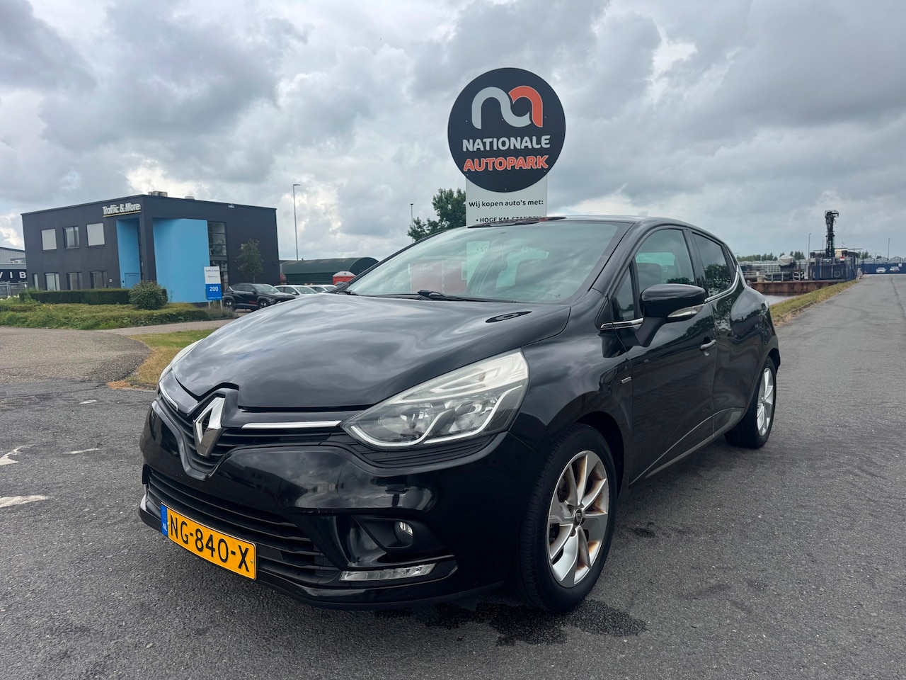 Renault Clio - | 2017 | 0.9 TCe Limited | Export en Handel | APK - AutoWereld.nl