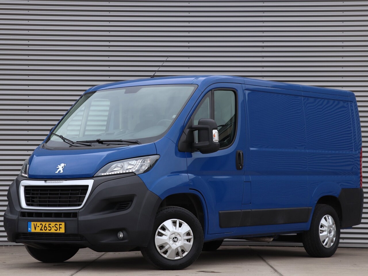 Peugeot Boxer - 330 2.0 BlueHDI L1H1 Premium Pack *Navigatie*Parkeersens.* - AutoWereld.nl